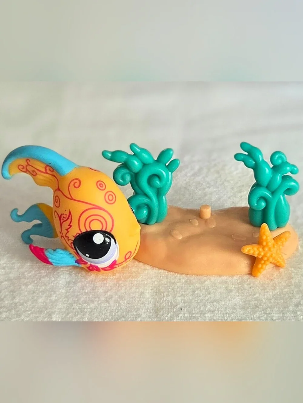 Littlest Pet Shop LPS #1355 POSTCARD PETS tropical fish, stand and a starfish